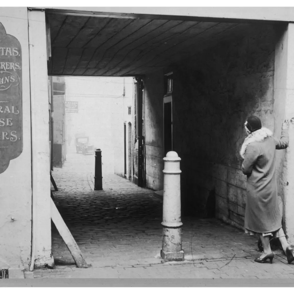 1950s-historical-paved-alleyway-shepherd-market-london-england-uk-located-in-mayfair-off-piccadilly-this-charming-part-of-central-london-with-its-small-square-and-narrow-side-streets-is-known-as-a-village-in-piccadilly-2TDAH4C